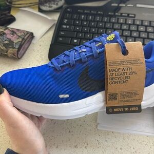 Nike downshifter never worn new in box mens 6.5 woman’s 8